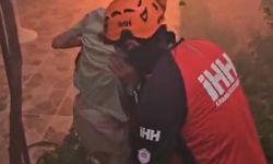 İzmir’deki yangından duygu dolu görüntüler: Mahsur kalanları ekipler böyle kurtardı