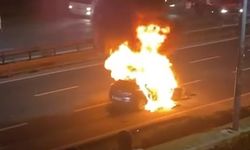 Kağıthane’de bariyere çarpan otomobil alev aldı, o anlar kameralara yansıdı