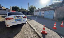 Kaldırımdan uzanan ahşap plakaya takılan motosiklet duvara çarptı: Sürücü ağır yaralandı