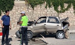 Karaman’da önce solladığı kamyonete sonra da aydınlatma direğine çarpan aracın sürücüsü yaralandı