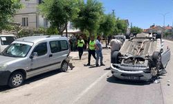 Karaman’da park halindeki araca çarpan otomobil ters döndü: 2 yaralı