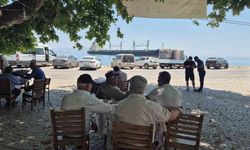 Karaya oturan gemiyi köy kahvesinden izliyorlar