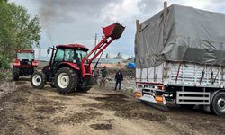 Kars’ta çamura saplanan tır köylülerin yardımıyla kurtarıldı