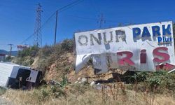 Kastamonu’da reklam tabelasına çarpan minibüs su kanalına devrildi: 3 yaralı