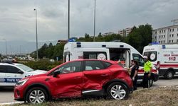 Kavşakta iki otomobil çarpıştı: 3 yaralı