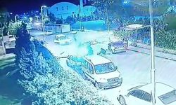Kontrolden çıkan motosiklet otomobilin altına girdi