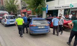 Kontrolü kaybedilen otomobil park halindeki araçlara çarptı