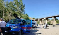 Nehre atlayan yaşlı adamı tekne turu yapanlar kurtardı
