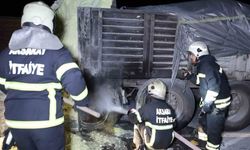 Lastiği patlayan kükürt yüklü tırda yangın paniği