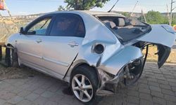 Lüks otomobilin çarpıştığı araç hurdaya döndü: 3 ağır yaralı
