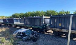 Yük treni hemzemin geçitte otomobile çarptı: 5 yaralı