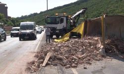 Maltepe’de hafriyat kamyonu devrildi, yol trafiğe kapandı