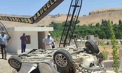 Mardin’de kontrolden çıkan otomobil şarampole yuvarlandı: 1 ölü, 1 yaralı