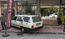 Mersin’de araçlar iş yerlerine daldı