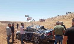 Midyat’ta virajı alamayan otomobil takla attı: 2 yaralı