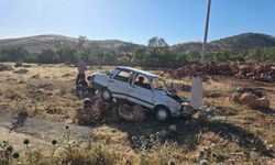Motosiklet ile manevra yapan otomobil şarampole yuvarlandı: 5 yaralı