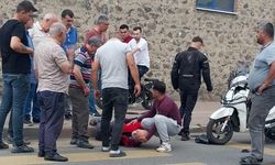 Motosikletli sürücü yayaya çarptı: O anlar kamerada