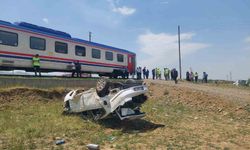 Muş’ta tren otomobile çarptı: 1 yaralı