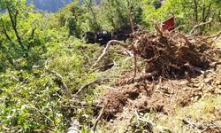 Nallıhan’da freni boşalan itfaiye aracı uçuruma yuvarlandı