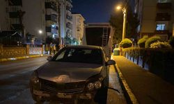 Otomobil kazasında kapılar sıkıştı, yolcuları vatandaşlar kurtardı