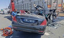 Otomobil, lastiği patlayan tıra arkadan çarptı: 2 ölü, 1 yaralı