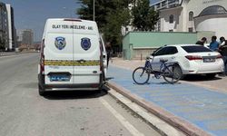 Otomobilin çarptığı bisikletli hayatını kaybetti