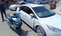 Otomobilin çarptığı motosikletli, havaya fırlayıp camın üzerine düştü