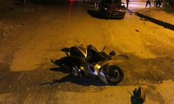 Otomobille çarpışan motosikletin sürücüsü hayatını kaybetti, oğlu ağır yaralandı