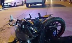 Otomobille çarpışan motosikletin sürücüsü metrelerce savruldu: Kaza anı kamerada