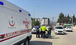 Otomobillerle çarpışan motosiklet sürücüsü yaralandı