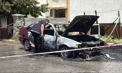 Park halindeki otomobil alev topuna dönerek kullanılamaz hale geldi
