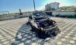 Park halindeki otomobil yanarak kullanılamaz hale geldi