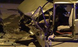 Park halindeki tıra çarpan otomobil hurdaya döndü: 1 yaralı