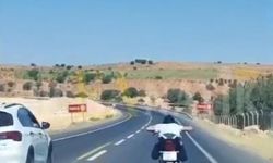 Şanlıurfa’da motosikletin üzerinde uzanarak süren sürücüye ceza