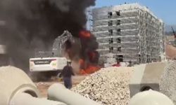 Şantiye alanında binaya sıçrayan yangın söndürüldü
