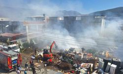 Selçuk’taki hurda deposunda çıkan yangın kontrol altına alındı