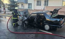 Seyir halindeki otomobil alev aldı