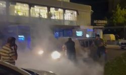 Seyir halindeyken alev alan otomobilin yardımına vatandaşlar yetişti