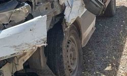 Siirt’te minibüs ile kamyonet çarpıştı: 1 yaralı
