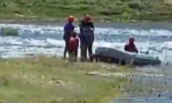 Sır Barajı’nda adada mahsur kalan 3 çocuk ve 2 köpek kurtarıldı