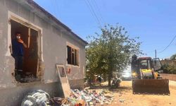 Sokaklarda topladığı çöpleri 7 yıldır evinde biriktiren zihinsel engelli kadının çöp evinde temizlik çalışması başladı