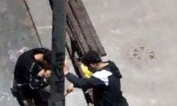 Sultangazi’de gençler aydınlatma direğini kırarak elektriği kesmeye çalıştı