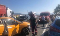 Taksiyle otomobil çarpıştı: 2 yaralı