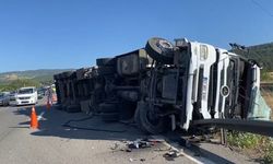 TEM Otoyolu’nda devrilen tırın dorsesindeki hurdalar yola saçıldı: 1 yaralı