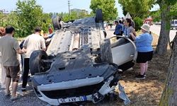 Ters dönen araçta sıkışan sürücüyü itfaiye kurtardı