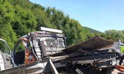 Tır, emniyet şeridindeki yol bakım aracına çarptı: 2 yaralı