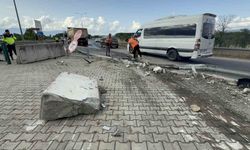 Tır, karayolları binasını teğet geçti: 1 tonluk beton blokları parçaladı