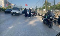 Trafik durunca, aradan ilerleyen motosikletler birbirine girdi