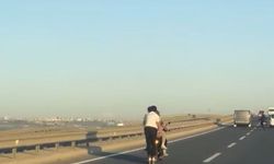 Trafikte motosiklete tutunarak ilerleyen patenli genç yürekleri ağza getirdi