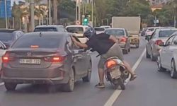 Trafikte tartışma büyüdü: Motosikletli sürücü otomobile vurdu